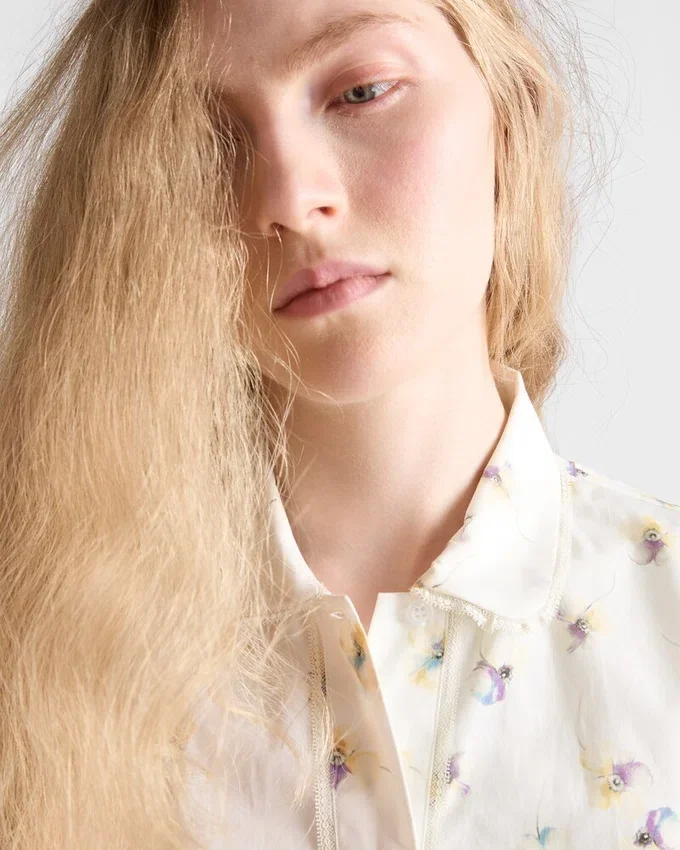 Μίνι φόρεμα από ποπλίν με floral print Μίνι φόρεμα από ποπλίν με floral print
