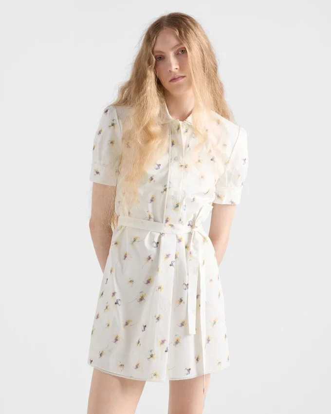 Μίνι φόρεμα από ποπλίν με floral print Μίνι φόρεμα από ποπλίν με floral print