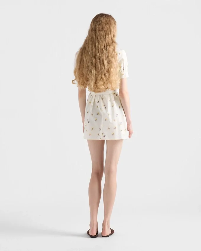 Μίνι φόρεμα από ποπλίν με floral print Μίνι φόρεμα από ποπλίν με floral print