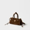 Μίνι τσάντα Prada Bonnie από σουέτ Μίνι τσάντα Prada Bonnie από σουέτ