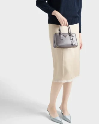 Μίνι τσάντα Prada Galleria από δέρμα Saffiano με γυαλιστερή επιφάνεια Μίνι τσάντα Prada Galleria από δέρμα Saffiano με γυαλιστερή επιφάνεια