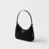 Μίνι τσάντα Prada Re-Edition 2005 από σουέτ Μίνι τσάντα Prada Re-Edition 2005 από σουέτ