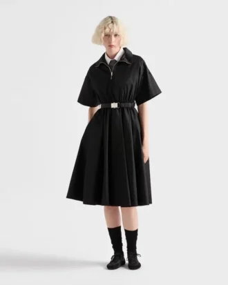Μίντι φόρεμα με κοντά μανίκια από Re-Nylon Μίντι φόρεμα με κοντά μανίκια από Re-Nylon