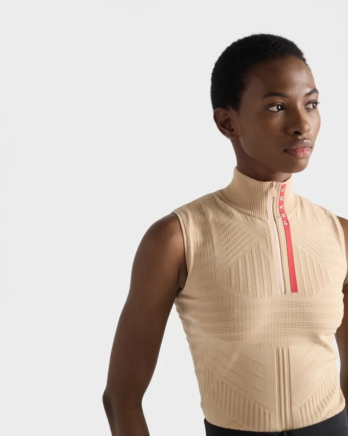 Μπλούζα με γυρισμένο γιακά από Re-Nylon Μπλούζα με γυρισμένο γιακά από Re-Nylon