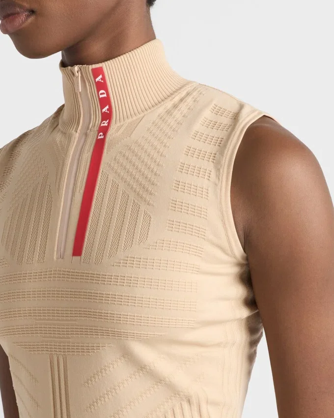 Μπλούζα με γυρισμένο γιακά από Re-Nylon Μπλούζα με γυρισμένο γιακά από Re-Nylon