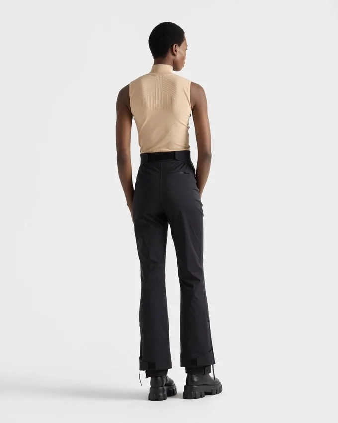 Μπλούζα με γυρισμένο γιακά από Re-Nylon Μπλούζα με γυρισμένο γιακά από Re-Nylon