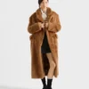 Παλτό με διπλό κούμπωμα από shearling Παλτό με διπλό κούμπωμα από shearling