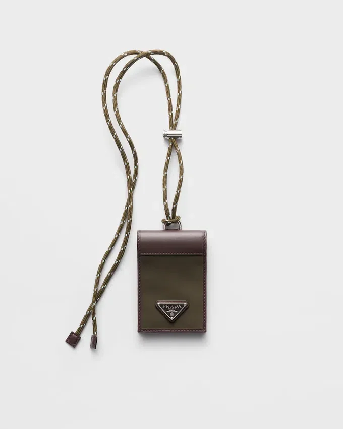 Πορτοφόλι καρτών Prada Speedrock από Re-Nylon και δέρμα με λουράκι Πορτοφόλι καρτών Prada Speedrock από Re-Nylon και δέρμα με λουράκι