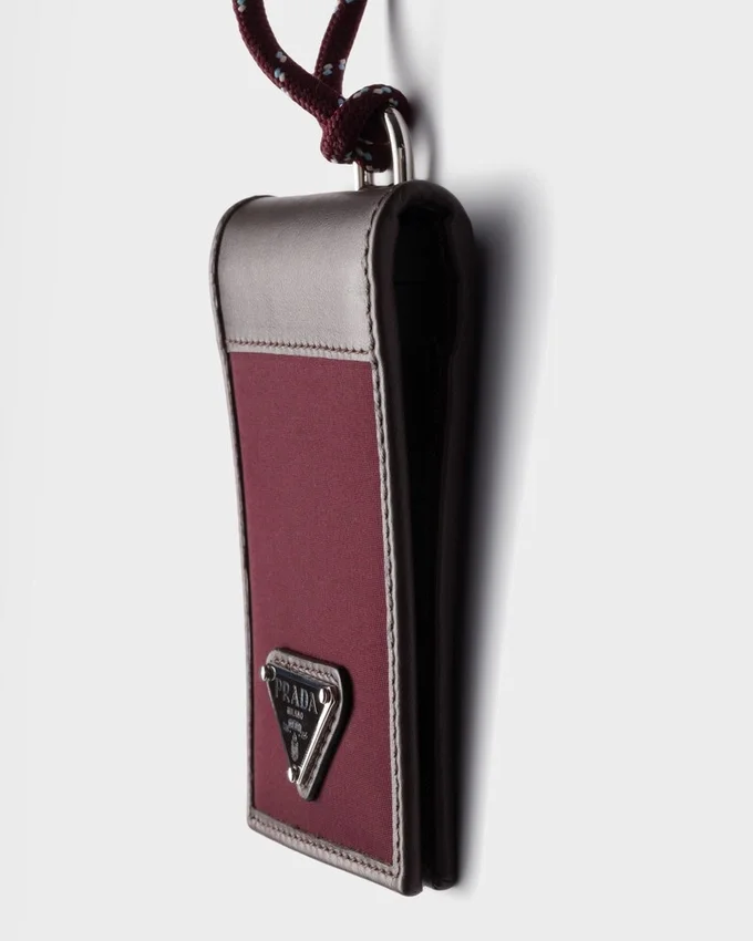 Πορτοφόλι καρτών Prada Speedrock από Re-Nylon και δέρμα με λουράκι Πορτοφόλι καρτών Prada Speedrock από Re-Nylon και δέρμα με λουράκι