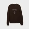 Πουλόβερ με λαιμόκοψη και λογότυπο Prada από κασμίρ και μαλλί Πουλόβερ με λαιμόκοψη και λογότυπο Prada από κασμίρ και μαλλί