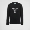 Πουλόβερ με λαιμόκοψη και λογότυπο Prada από κασμίρ και μαλλί Πουλόβερ με λαιμόκοψη και λογότυπο Prada από κασμίρ και μαλλί