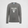 Πουλόβερ με λαιμόκοψη και λογότυπο Prada από κασμίρ και μαλλί Πουλόβερ με λαιμόκοψη και λογότυπο Prada από κασμίρ και μαλλί