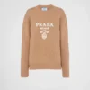 Πουλόβερ με λαιμόκοψη και λογότυπο Prada από κασμίρ και μαλλί Πουλόβερ με λαιμόκοψη και λογότυπο Prada από κασμίρ και μαλλί