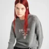 Πουλόβερ με λαιμόκοψη και λογότυπο Prada από κασμίρ και μαλλί Πουλόβερ με λαιμόκοψη και λογότυπο Prada από κασμίρ και μαλλί