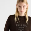 Πουλόβερ με λαιμόκοψη και λογότυπο Prada από κασμίρ και μαλλί Πουλόβερ με λαιμόκοψη και λογότυπο Prada από κασμίρ και μαλλί