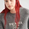 Πουλόβερ με λαιμόκοψη και λογότυπο Prada από κασμίρ και μαλλί Πουλόβερ με λαιμόκοψη και λογότυπο Prada από κασμίρ και μαλλί
