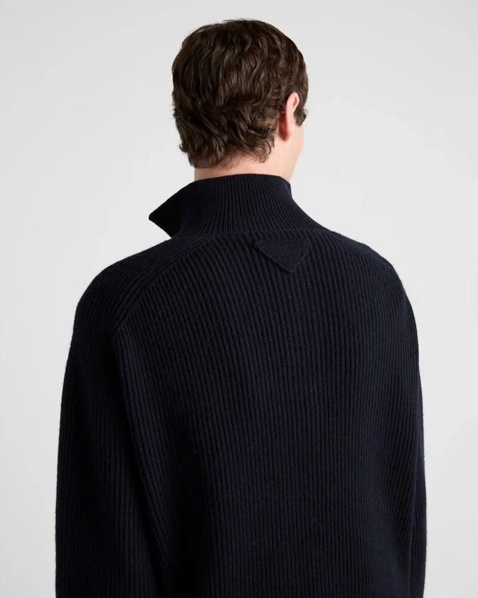 Πουλόβερ πόλο από κασμίρ σε oversized μέγεθος Πουλόβερ πόλο από κασμίρ σε oversized μέγεθος