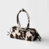 Prada Bonnie Μεσαίου μεγέθους τσάντα από δέρμα με τύπωμα Prada Bonnie Μεσαίου μεγέθους τσάντα από δέρμα με τύπωμα