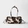Prada Bonnie Μεσαίου μεγέθους τσάντα από δέρμα με τύπωμα Prada Bonnie Μεσαίου μεγέθους τσάντα από δέρμα με τύπωμα