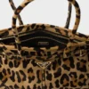 Prada Bonnie Μεσαίου μεγέθους τσάντα από δέρμα με τύπωμα Prada Bonnie Μεσαίου μεγέθους τσάντα από δέρμα με τύπωμα