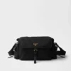 Prada Explore Μεγάλη τσάντα ώμου Re-Nylon με πτερύγιο Prada Explore Μεγάλη τσάντα ώμου Re-Nylon με πτερύγιο