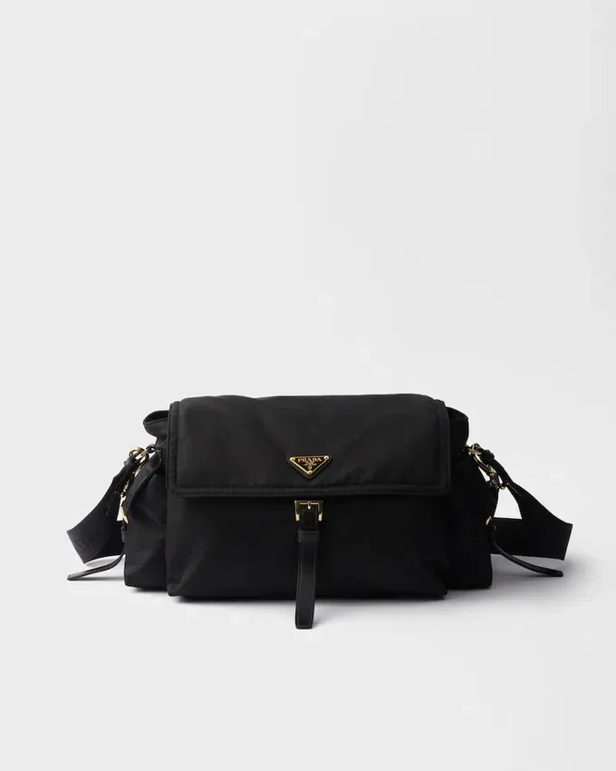 Prada Explore Μεγάλη τσάντα ώμου Re-Nylon με πτερύγιο Prada Explore Μεγάλη τσάντα ώμου Re-Nylon με πτερύγιο