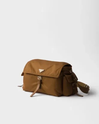 Prada Explore Μεγάλη τσάντα ώμου Re-Nylon με πτερύγιο