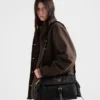 Prada Explore Μεγάλη τσάντα ώμου Re-Nylon με πτερύγιο Prada Explore Μεγάλη τσάντα ώμου Re-Nylon με πτερύγιο