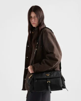 Prada Explore Μεγάλη τσάντα ώμου Re-Nylon με πτερύγιο