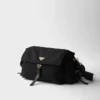 Prada Explore Μεγάλη τσάντα ώμου Re-Nylon με πτερύγιο Prada Explore Μεγάλη τσάντα ώμου Re-Nylon με πτερύγιο