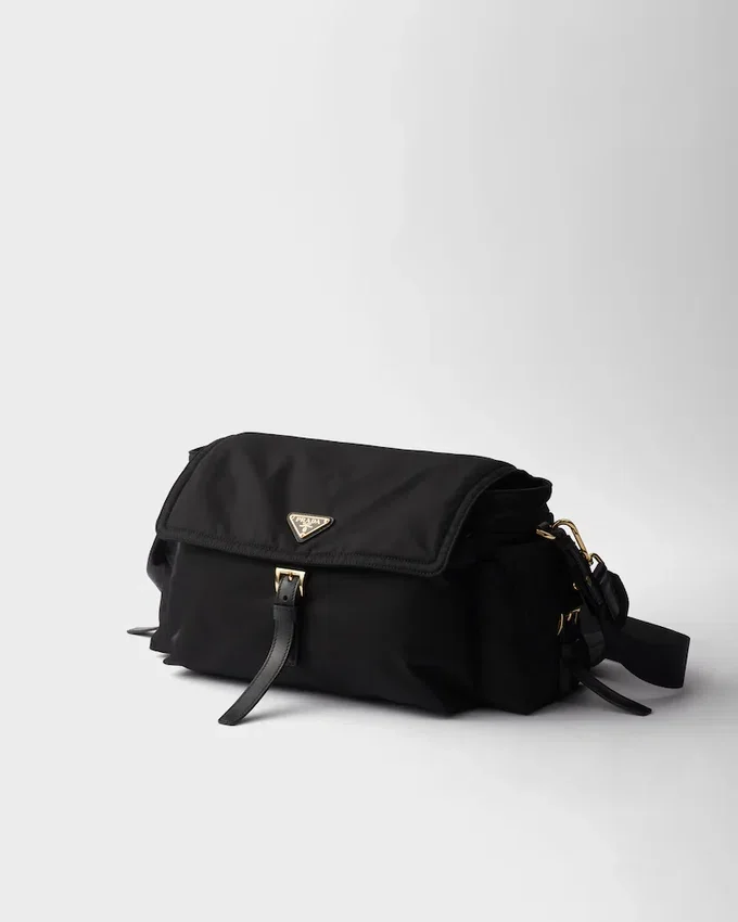 Prada Explore Μεγάλη τσάντα ώμου Re-Nylon με πτερύγιο Prada Explore Μεγάλη τσάντα ώμου Re-Nylon με πτερύγιο