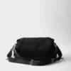 Prada Explore Μεγάλη τσάντα ώμου Re-Nylon με πτερύγιο Prada Explore Μεγάλη τσάντα ώμου Re-Nylon με πτερύγιο