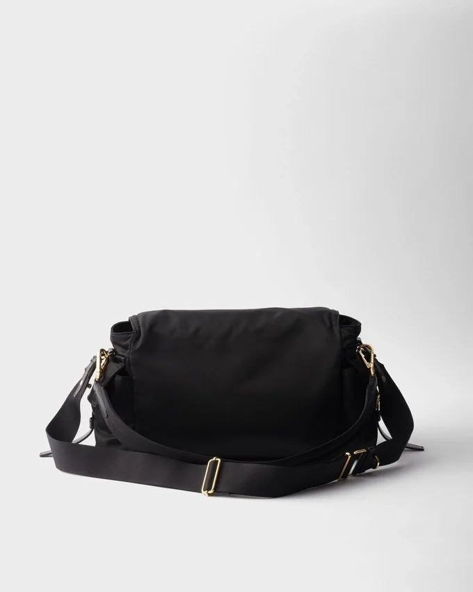 Prada Explore Μεγάλη τσάντα ώμου Re-Nylon με πτερύγιο Prada Explore Μεγάλη τσάντα ώμου Re-Nylon με πτερύγιο