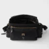Prada Explore Μεγάλη τσάντα ώμου Re-Nylon με πτερύγιο Prada Explore Μεγάλη τσάντα ώμου Re-Nylon με πτερύγιο