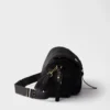 Prada Explore Μεγάλη τσάντα ώμου Re-Nylon με πτερύγιο Prada Explore Μεγάλη τσάντα ώμου Re-Nylon με πτερύγιο