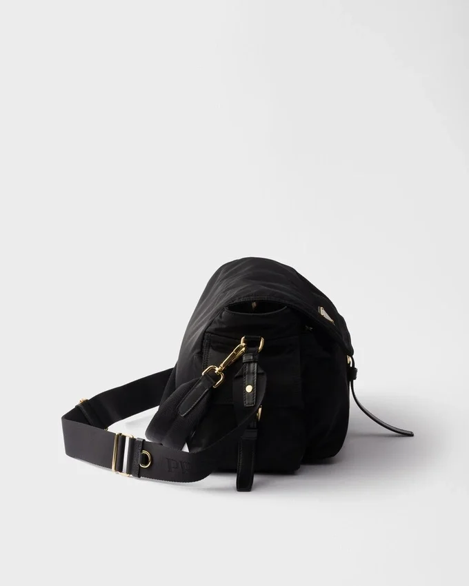 Prada Explore Μεγάλη τσάντα ώμου Re-Nylon με πτερύγιο Prada Explore Μεγάλη τσάντα ώμου Re-Nylon με πτερύγιο