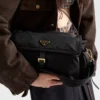 Prada Explore Μεγάλη τσάντα ώμου Re-Nylon με πτερύγιο Prada Explore Μεγάλη τσάντα ώμου Re-Nylon με πτερύγιο