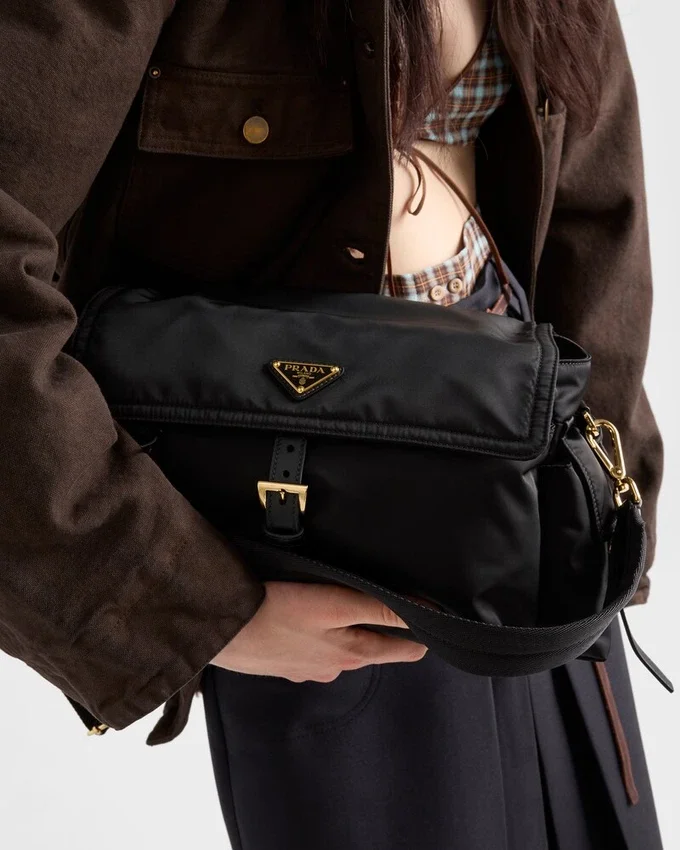 Prada Explore Μεγάλη τσάντα ώμου Re-Nylon με πτερύγιο Prada Explore Μεγάλη τσάντα ώμου Re-Nylon με πτερύγιο