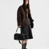 Prada Explore Μεγάλη τσάντα ώμου Re-Nylon με πτερύγιο Prada Explore Μεγάλη τσάντα ώμου Re-Nylon με πτερύγιο