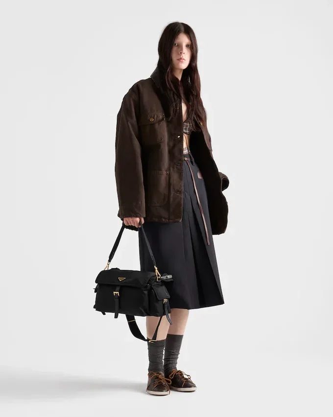 Prada Explore Μεγάλη τσάντα ώμου Re-Nylon με πτερύγιο Prada Explore Μεγάλη τσάντα ώμου Re-Nylon με πτερύγιο