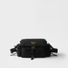 Prada Explore Μεσαία τσάντα ώμου από Re-Nylon με πτερύγιο Prada Explore Μεσαία τσάντα ώμου από Re-Nylon με πτερύγιο
