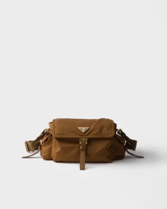 Prada Explore Μεσαία τσάντα ώμου από Re-Nylon με πτερύγιο