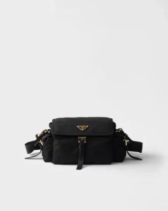 Prada Explore Μεσαία τσάντα ώμου από Re-Nylon με πτερύγιο