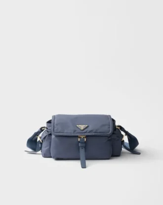 Prada Explore Μεσαία τσάντα ώμου από Re-Nylon με πτερύγιο