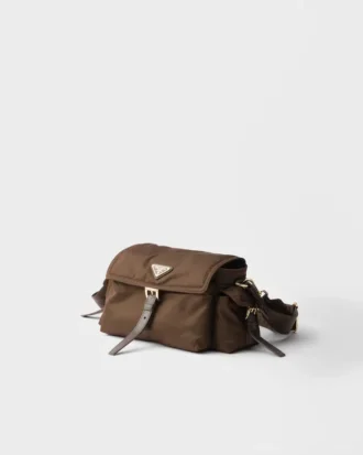 Prada Explore Μεσαία τσάντα ώμου από Re-Nylon με πτερύγιο