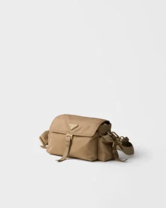 Prada Explore Μεσαία τσάντα ώμου από Re-Nylon με πτερύγιο
