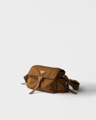 Prada Explore Μεσαία τσάντα ώμου από Re-Nylon με πτερύγιο