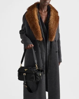 Prada Explore Μεσαία τσάντα ώμου από Re-Nylon με πτερύγιο