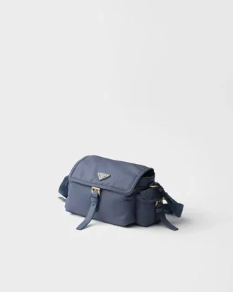 Prada Explore Μεσαία τσάντα ώμου από Re-Nylon με πτερύγιο
