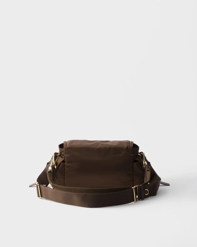 Prada Explore Μεσαία τσάντα ώμου από Re-Nylon με πτερύγιο Prada Explore Μεσαία τσάντα ώμου από Re-Nylon με πτερύγιο